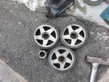 Hướng dẫn thay bánh xe cổng xếp tại nhà. Hướng dẫn thay bánh xe cổng xếp tại nhà.